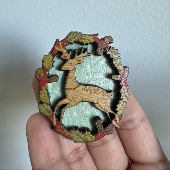 🦌 Handcrafted Cottagecore Reindeer Wood Brooch (Hand painted wood deer) - Picture 10 of 10